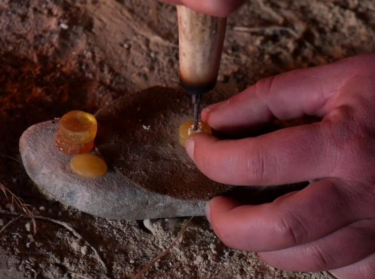 Archeologia sperimentale - TramediStoria: riproduzione di vaghi in ambra dell'Età del Bronzo