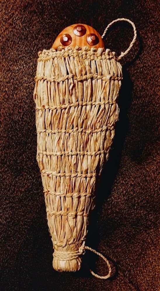 Archeologia sperimentale imitativa - TramediStoria: riproduzione di fodero tipo Ötzi in fibra vegetale (intreccio) per pugnale in rame dell'Età del Rame