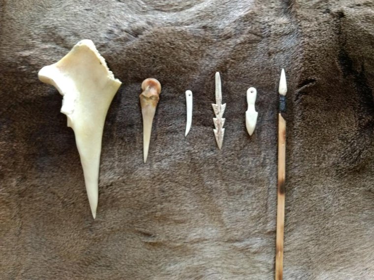 Archeologia sperimentale imitativa - TramediStoria: riproduzione di ago, punteruoli, punta di freccia e pendaglio in osso, aprione in palco di cervo (Neolitico e Età del Bronzo)